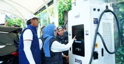 GM PLN UID Jakarta Raya, Moch. Andy Adchaminoerdin (kiri), meninjau langsung operasional SPKLU dengan melakukan simulasi pengisian daya kendaraan listrik. (Sumber: Dok. PLN UID Jakarta Raya)