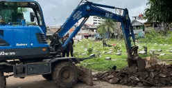 Salah satu ekskavator saat membersihkan lapak di TPU Kober Rawa Bunga, Jakarta Timur, Kamis, 18 Desember 2025. (Sumber: Poskota/M. Tegar Jihad)