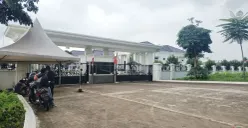Suasana rumah pribadi Bupati Bekasi Ade Kuswara Kunang, tampak sepi dan dijaga oleh belasan Satpol PP usai terjaring OTT KPK. (Sumber: Poskota/Nurpini Aulia Rapika)