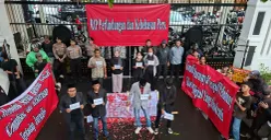 Massa dari Gerakan Perlindungan dan Kebebasan Pers gelar aksi di Komdigi tuntut kebebasan pers, Jumat, 19 Desember 2025. (Sumber: Istimewa)