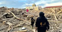 Aturan resmi pemanfaatan kayu gelondongan banjir Sumatera telah dikeluarkan. Untuk rehabilitasi korban, masyarakat boleh memanfaatkan dengan koordinasi pemda setempat. (Sumber: X/@misallnya)