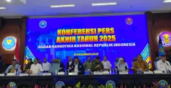 Kepala BNN RI Komjen Pol Suyudi Ario Seto beserta lembaga Aparat Penegak Hukum lain konferensi pers akhir tahun 2025 di Gedung BNN RI, Jakarta Timur, Jumat, 19 Desember  2025. (Sumber: Poskota/Angga Pahlevi)