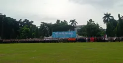 Personel ikuti apel gelar pasukan Operasi Lilin Lodaya 2025 di Lapangan Tegar Beriman, Cibinong, Jumat 19 Desember 2025. (Sumber: Poskota/Giffar Rivana)