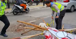 Anggota Kanit Lantas Polsek Cinere membersihkan sisa-siang puing pengerjaan proyek Jalan Cinere. (Sumber: Lantas Polsek Cinere)