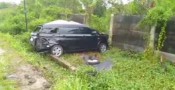 Mobil Avanza tertabrak kereta di perlintasan Jalan Warung Pojok, Kalideres, Jakart Barat, Jumat, 19 Desember 2025. (Sumber: Istimewa)