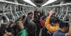 Sejumlah calon penumpang menunggu kereta Lintas Raya Terpadu (LRT) Jabodebek di Stasiun Cawang, Jakarta, Kamis, 18 Desember 2025. (Sumber: Poskota/Bilal Nugraha Ginanjar)