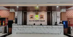 Suasana kantor Pemkab Bekasi seusai Bupati Ade Kuswara Kunang terjaring OTT KPK, Jumat, 19 Desember 2025. (Sumber: Poskota/Nurpini Aulia Rapika)