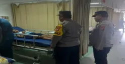 Petugas kepolisian melakukan pengecekan terhadap ibu muda yang mencoba bunuh diri usai cekcok dengan suami. (Sumber: Istimewa)