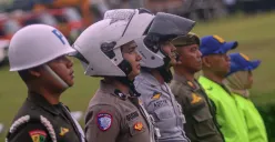 Petugas gabungan bersama Supeltas saat melakukan apel pasukan Operasi Lilin Lodaya di Lapangan Tegar Beriman, Cibinong, Jumat 19 Desember 2025. (Sumber: Poskota/Giffar Rivana)