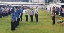 Wali Kota Depok, Supian Suri didampingi anggota DPRD Propinsi DPRD Provinsi Jawa Barat Pradi Supriatna melantik 7.036 Pegawai PPPK Paruh Waktu di tengah Guyuran Hujan. (Sumber: Poskota/Angga Pahlevi)