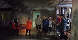 Petugas BPBD dan Polsek Ciruas memonitor ketinggian air dampak intensitas curah hujan tinggi. (Sumber: Polsek Ciruas)