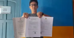 Pengelola dapum MBG pada SPPG Pandeglang Labuan, saat menunjukan beberapa sertifikat SPPG. (Sumber: Dok. SPPG Pandeglang Labuan)