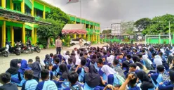 Anggota Bhabinkamtibmas saat memberikan imbauan kepada pelajar di wilayah Kota Tangerang. (Sumber: Dok. Polres Metro Tangerang Kota)