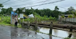 Anggota Polsek Panongan saat melakukan pengecekan debit air aliran Sungai Cirarab, Kabupaten Tangerang. (Sumber: Dok. Polsek Panongan)
