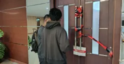 Ruang kerja Bupati Bekasi, Ade Kuswara Kunang, disegel KPK usai terjaring Operasi Tangkap Tangan (OTT). (Sumber: Poskota/Nurpini Aulia Rapika)