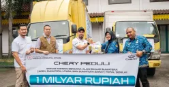 Chery menyalurkan bantuan bagi warga terdampak banjir di Medan. (Sumber: Chery)