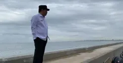 Gubernur Jakarta Pramono Anung saat meninjau pembangunan tanggul pengaman pantai atau NCICD di kawasan Ancol Barat, Pademangan, Jakarta Utara, pada Jumat, 19 Desember 2025. (Sumber: Poskota/M. Tegar Jihad)