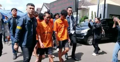 Anggota Satreskrim Polres Cimahi, menggelandang para geng motor, Jumat 19 Desember 2025. (Sumber: Poskota/Gatot Poedji Utomo)