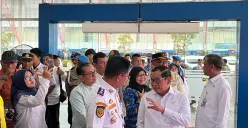 Gubernur Jakarta Pramono Anung saat meninjau Terminal Pulo Gebang, Jakarta Timur, Jumat, 19 Desember 2025. (Sumber: Poskota/M. Tegar Jihad)