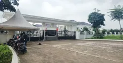 Suasana rumah pribadi Bupati Bekasi Ade Kuswara Kunang, tampak sepi dan dijaga oleh belasan Satpol PP usai terjaring OTT KPK. (Sumber: Poskota/Nurpini Aulia Rapika)