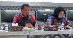 Bupati Tangerang Moch. Maesyal Rasyid menyampaikan arahan dalam rapat koordinasi bersama Forkopimda dan perwakilan pengusaha transporter terkait pengaturan jam operasional truk jelang Natal dan Tahun Baru di Kabupaten Tangerang. (Sumber: Istimewa)