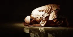 Ilustrasi ibadah malam di masjid pada awal bulan Rajab, momentum spiritual umat Islam untuk mendekatkan diri kepada Allah SWT. (Sumber: Pinterest)