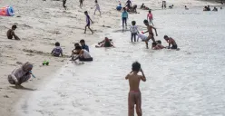 Ilustrasi pengunjung Pantai Taman Impian Jaya Ancol. (Sumber: Poskota/Bilal Nugraha Ginanjar)