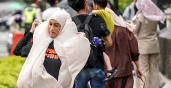 Ilustrasi, warga berjalan di tengah angin kencang di kawasan bundaran HI, Jakarta, Selasa, 16 Desember 2025. (Sumber: POSKOTA | Foto: Bilal Nugraha Ginanjar)