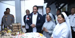 Kepala BNN RI bersama jajaran menyerahkan bantuan dalam kegiatan bakti sosial Natal di Panti Asuhan Vincentius Putra, Jakarta Pusat, sebagai bentuk kepedulian dan kebersamaan menyambut perayaan Natal. (Sumber: Biro Humas dan Protokol BNN)