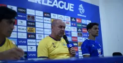 Pelatih Persib, Bojan Hodak (tengah), menyampaikan keterangan pers kepada wartawan di media center Stadion GBLA, Kota Bandung, Sabtu, 20 Desember 2025. (Sumber: POSKOTA | Foto: Gatot Poedji Utomo)