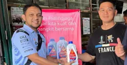 Federal Oil menyalurkan bantuan pakaian dan layanan ganti oli gratis. (Sumber: Dok. PT EMLI)