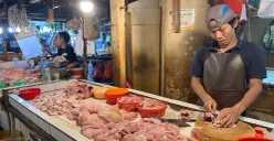 Pedagang daging ayam di Pasar Tomang Barat, Grogol Petamburan, Jakarta Barat, Sabtu, 20 Desember 2025. (Sumber: Poskota/Pandi Ramedhan)