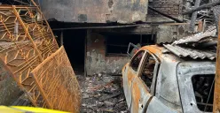 Kondisi rumah dan gudang aksesoris di Pejagalan, Penjaringan, Jakarta Utara, yang terbakar dan menewaskan lima orang, Sabtu, 20 Desember 2025. (Sumber: Poskota | Foto: Pandi Ramedhan)