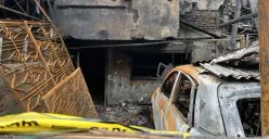 Kondisi rumah dan gudang aksesoris di Pejagalan, Penjaringan, Jakarta Utara, pada Sabtu, 20 Desember 2025, pascakebakaran yang menewaskan lima orang. (Sumber: POSKOTA | Foto: Pandi Ramedhan)