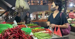 Aktivitas niaga di Pasar Tomang Barat, Tanjung Duren Selatan, Grogol Petamburan, Jakarta Barat, Sabtu, 20 Desember 2025. (Sumber: Poskota/Pandi Ramedhan)