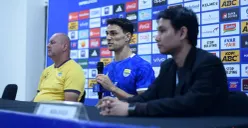 Bek Persib, Federico Barba (tengah) saat menyampaikan keterangan pers jelang laga kontra Bhayangkara FC. (Sumber: POSKOTA | Foto: Gatot Poedji Utomo)