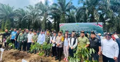 Tim Satgas Penertiban Kawasan Hutan menggelar kegiatan relokasi di Lahan di Tesso Nilo, Desa Bagan Limau, Kecamatan Ukui, Kabupaten Pelalawan, Riau, pada Sabtu, 20 Desember 2025. (Sumber: Dok. Kejagung)
