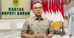 Sekertaris Daerah (Sekda) Kabupaten Bogor, Ajat Rochmat Jatnika memberikan keterangan pers terkait pemecatan dua ASN Disdik yang berselingkuh. (Sumber: Istimewa)