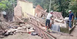 Salah satu rumah warga di Cikulur, Kabupaten Lebak, ambruk akibat bencana pergerakan tanah. (Sumber: Istimewa)