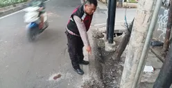 Petugas polisi menunjukkan TKP kecelakaan yang dipicu cekcok antarpengendara dan menewaskan satu orang di Jalan Ciledug Raya, Petukangan Selatan, Jakarta Selatan, Minggu, 21 Desember 2025. (Sumber: Dok. Polres Pesanggrahan)