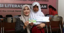 Wakil Wali Kota Cirebon, Siti Farida Rosmawati meresmikan peluncuran Kartu Idola Pendidikan (KIP) Daerah pada Jumat, 19 Desember 2025. (Sumber: Humas Pemkot Cirebon)