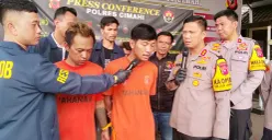 Kapolres Cimahi AKBP Niko N Adi Putra menanyai tersangka untuk memastikan apa motif dibalik penyerangan terhadap orang tak berdosa. (Sumber: Poskota/Gatot Poedji Utomo)