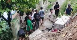 Sejumlah warga dan petugas BPBD Lebak saat melakukan penanganan bencana longsor. (Sumber: Istimewa)