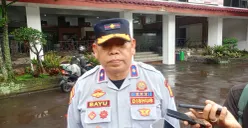 Kepala Dishub Kabupaten Bogor, Bayu Ramawanto memberikan keterangan pers soal penghentian sementara operasional angkot di Jalur Puncak pada libur Nataru 2025/2026. (Sumber: Poskota/Giffar Rivana)