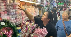 Pengunjung berbelanja pernak-pernik di Pasar Asemka, Pinangsia, Tamansari, Jakarta Barat, Minggu, 21 Desember 2025. (Sumber: Poskota/ Pandi Ramedhan)