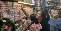 Pengunjung berbelanja pernak-pernik di Pasar Asemka, Pinangsia, Tamansari, Jakarta Barat, Minggu, 21 Desember 2025. (Sumber: POSKOTA | Foto: Pandi Ramedhan)