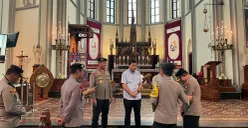 Jelang momen Natal dan tahun baru, polisi melakukan pengecekan ke salah satu gereja untuk memastikan keamanan di Jakarta, Minggu, 21 Desember 2025. (Sumber: Dok. Mabes Polri)