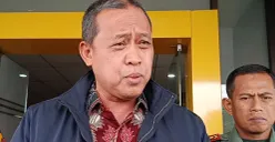 Wali Kota Bekasi, Tri Adhianto sebut masih tunggu arahan Gubernur Jawa Barat terkait penghentian sementara penerbitan izin pembangunan kawasan perumahan. (Sumber: Poskota/Nurpini Aulia Rapika)