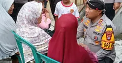 AKBP Condro Sasongko saat ngariung bersama emak-emak di Mapolsek Kragilan. (Sumber: Poskota/Rahmat Haryono)