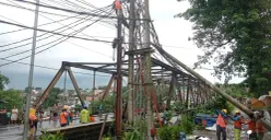 Petugas BPBD Kota Bogor saat mengevakuasi tiang listrik yang roboh di kawasan Ciwaringin, Bogor Tengah. (Sumber: Dok. BPBD Kota Bogor)